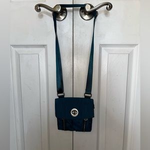 Baggallini cross body in Peacock color.